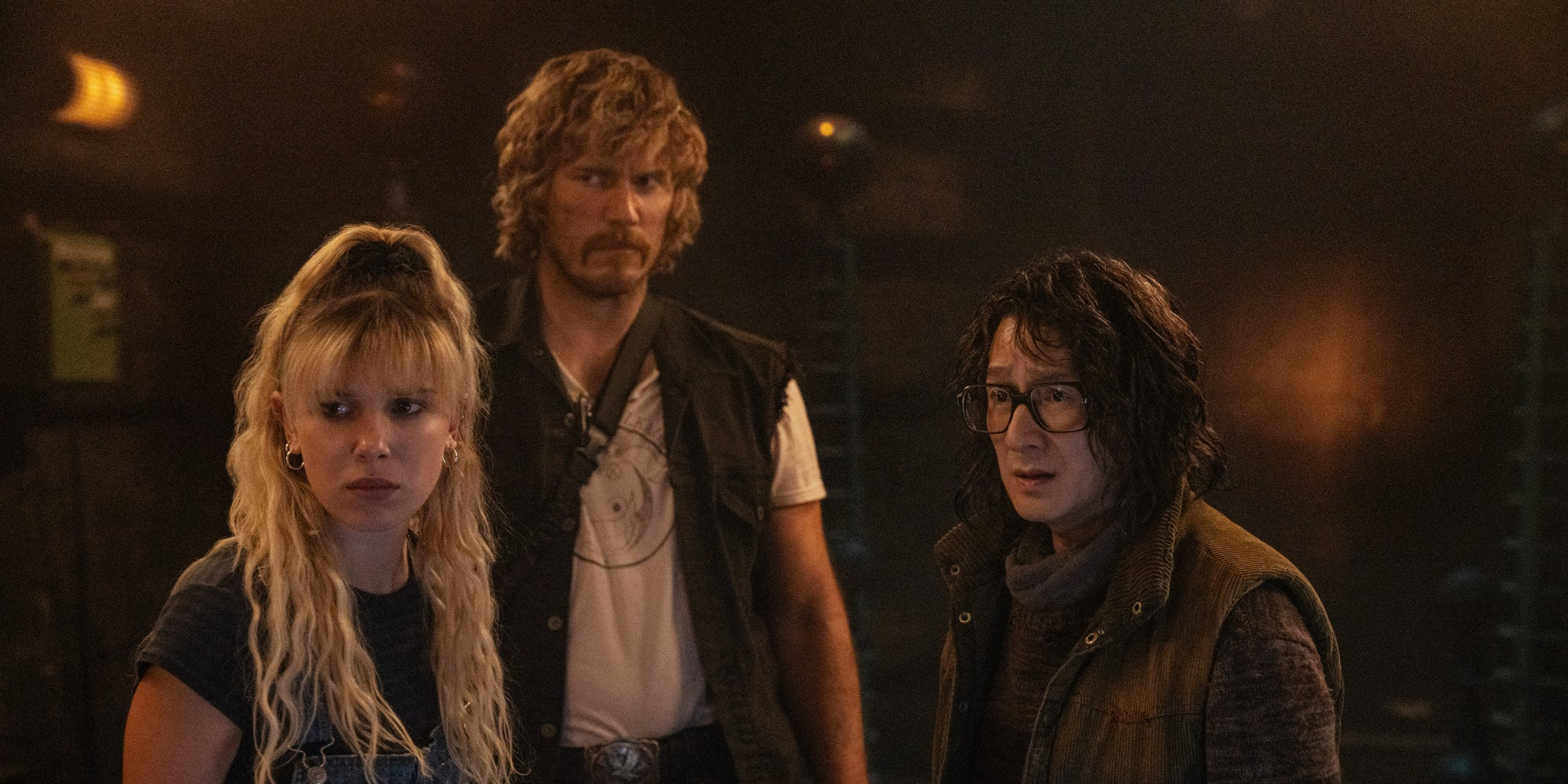 Michelle (Millie Bobby Brown), Keats (Chris Pratt) et le Dr. Amherst (Ke Huy Quan) dans "The Electric State" sur Netflix. 