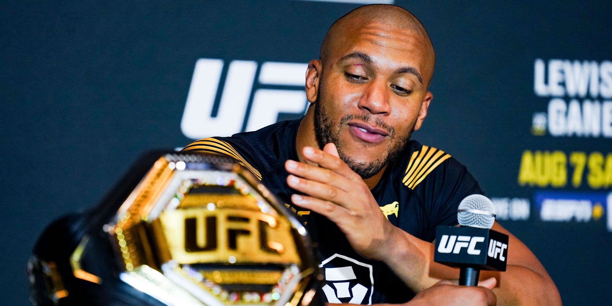 Ciryl Gane durant la conférence de presse avant son combat contre Derrick Lewis, le 7 août 2021 à Houston, États-Unis