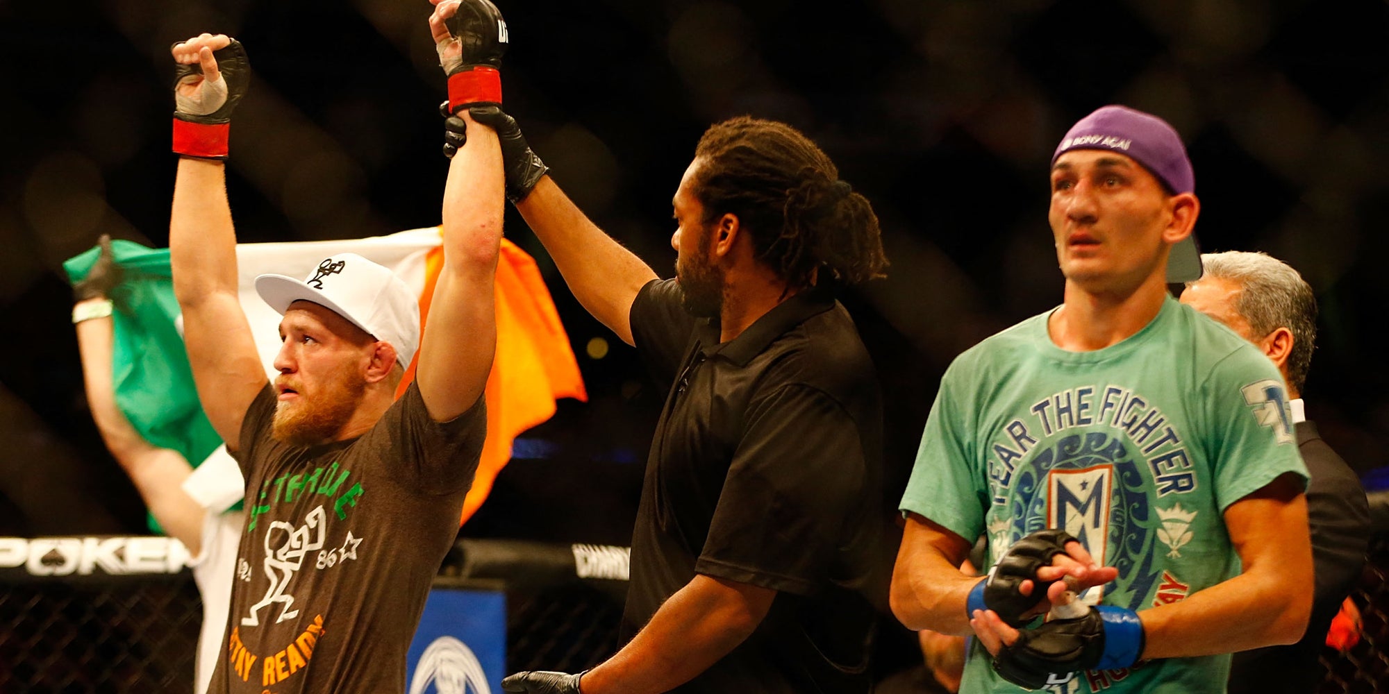 Conor McGregor célèbre sa victoire par décision face à Max Holloway, le 17 août 2013, au TD Garden de Boston.