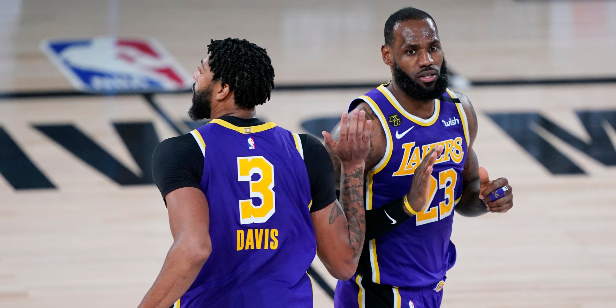 Anthony Davis et LeBron James durant le Match 3 des Los Angeles Lakers face aux Portland Trail Blazers, à Orlando, le 22 août 2020.