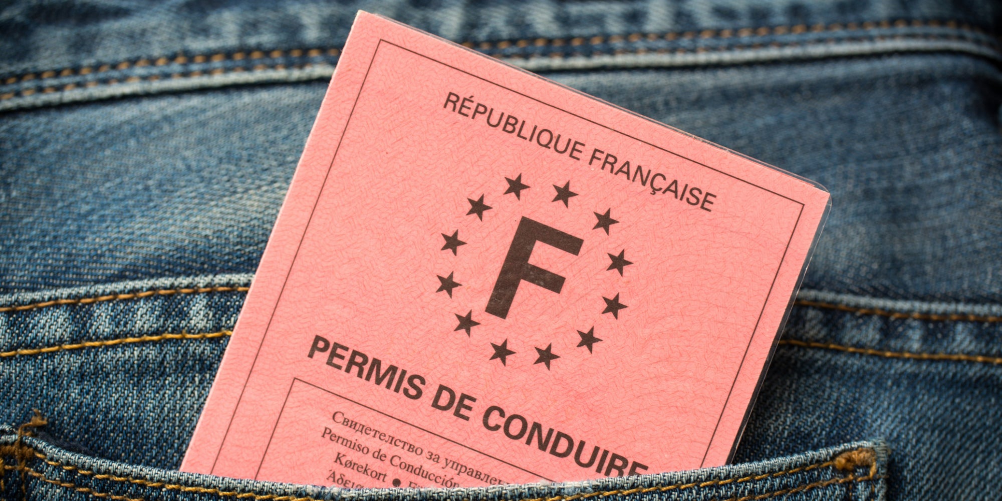 Le permis de conduire, ici dans son ancienne version ''papier rose'', est enfin disponible sur votre smartphone !