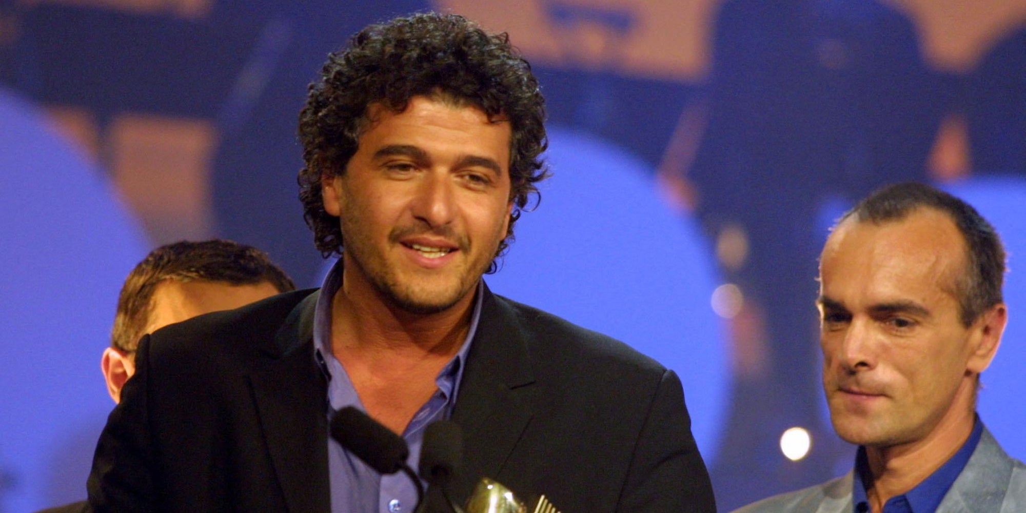 Le chanteur Daniel Levi s'exprime au côté du présentateur de MTV Ray Cokes, lors des 16e Victoires de la Musique, le 17 février 2001 sur la scène de l'Olympia à Paris, après avoir reçu la "Victoire de la chanson originale de l'année" avec L'envie d'aimer, l'une des chansons de la comédie musicale Les Dix Commandements.