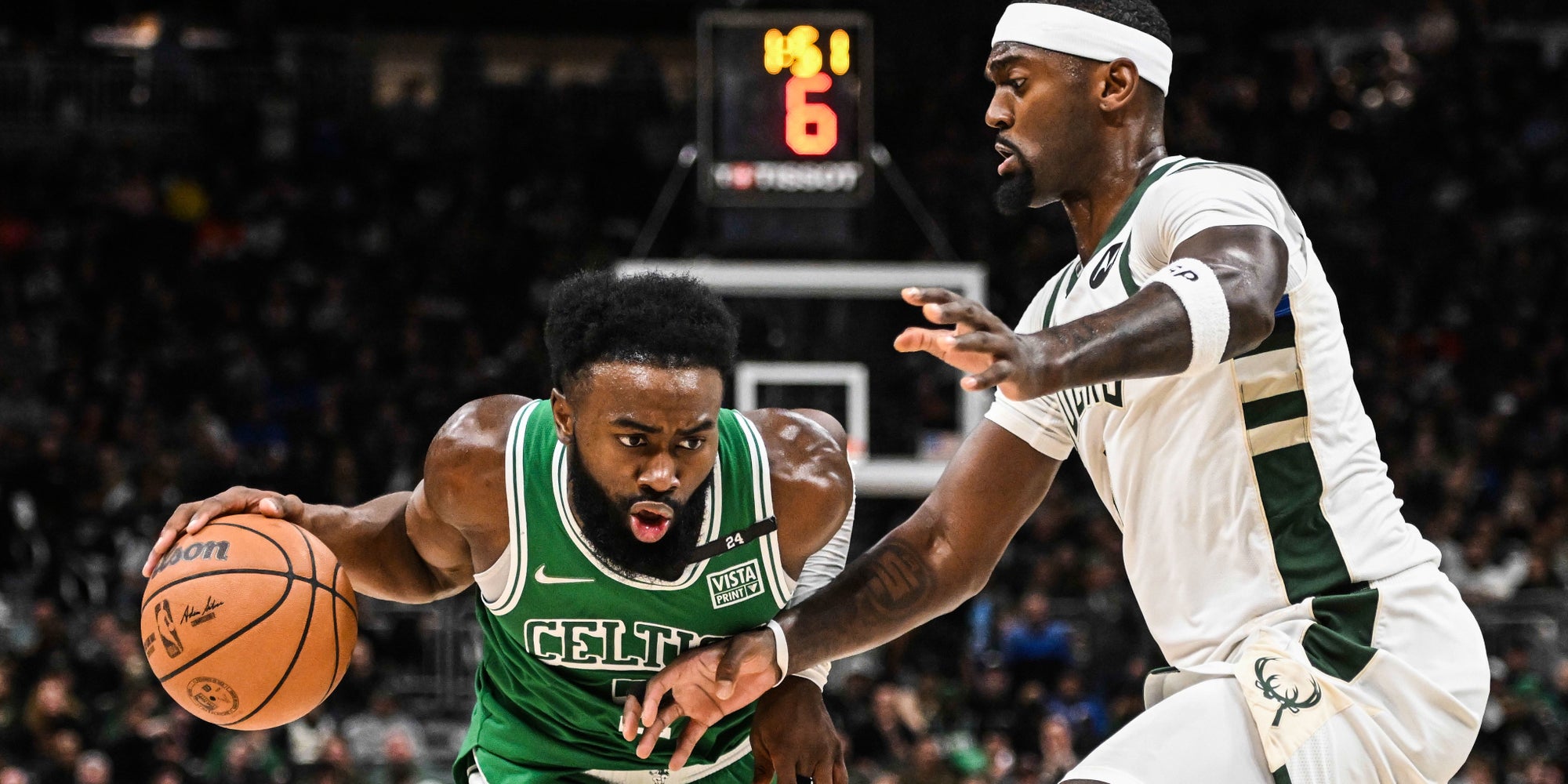 Jaylen Brown des Boston Celtics face à Bobby Portis des Milwaukee Bucks lors d’un match de saison régulière au Fiserv Forum, Milwaukee, le 7 avril 2022.