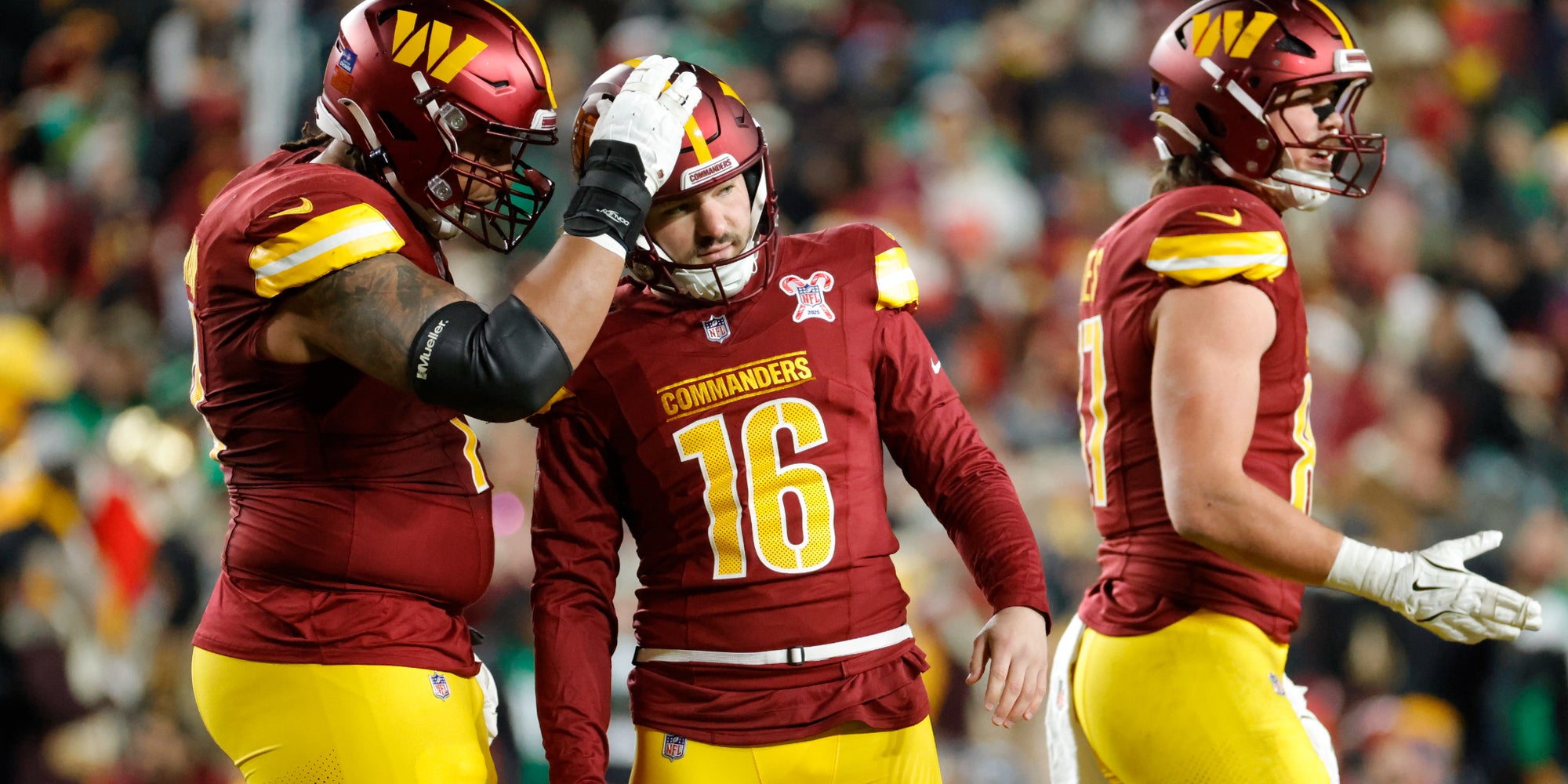 Le botteur des Washington Commanders Jake Moody (16) réagit après un field goal contre les Philadelphia Eagles, le 20 décembre 2025 au Northwest Stadium de Landover.