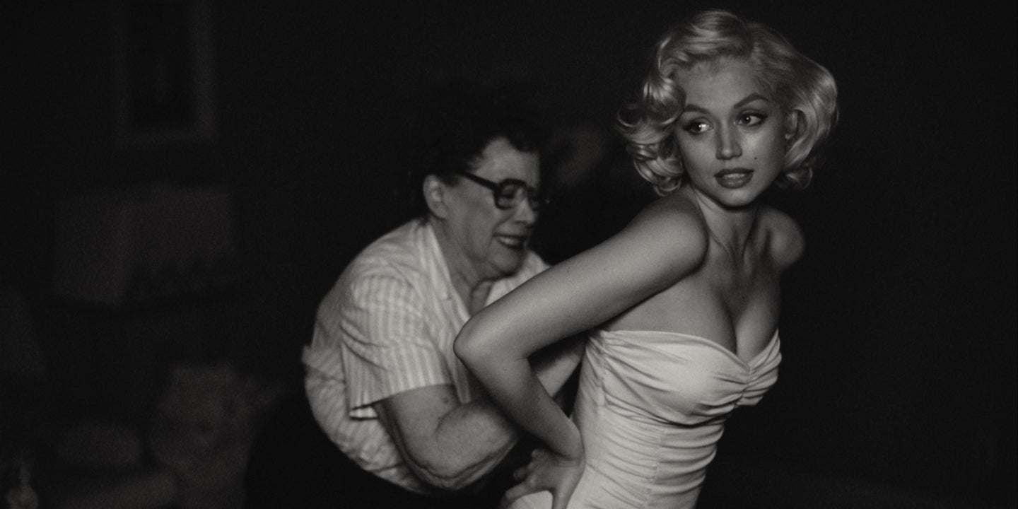Inspiré du best-seller de Joyce Carol Oates, "Blonde" réinvente la vie de Marilyn Monroe (interprétée par Ana de Armas) et explore le décalage entre son image publique et sa vraie nature. 
