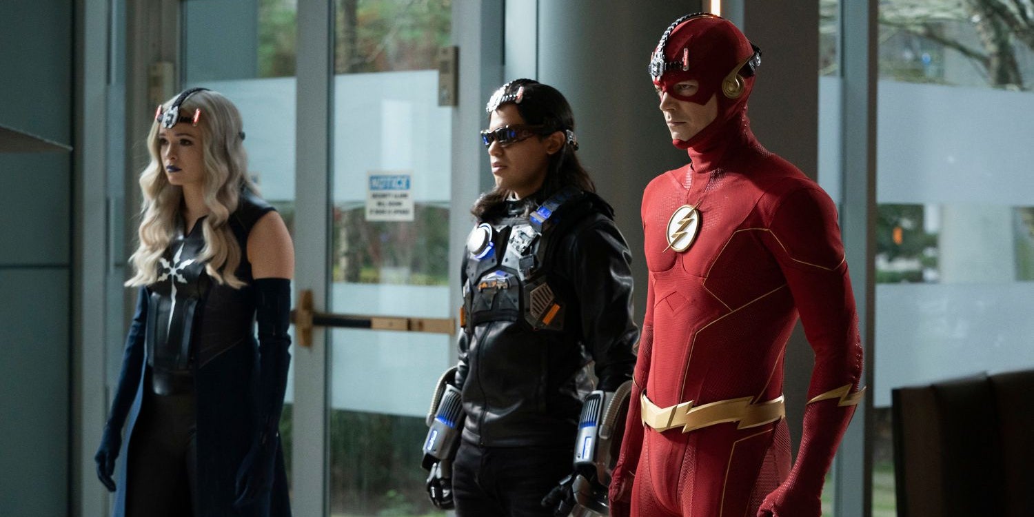 Danielle Panabaker (Caitlyn/Frost),  Carlos Valdes (Cisco/Mecha-Vibe) et Grant Gustin (Barry/Flash) dans la saison 7 de "Flash".