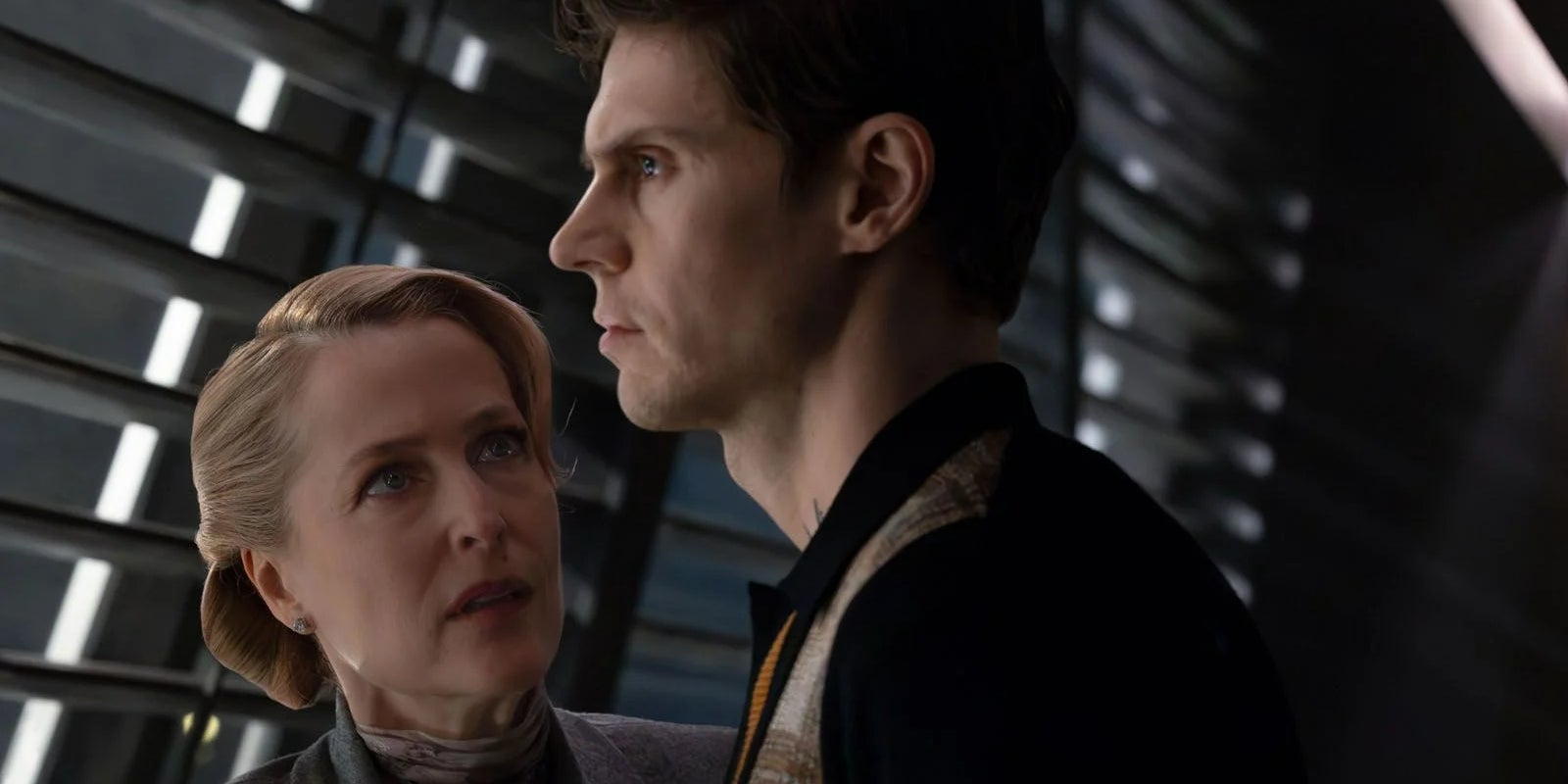 Evan Peters et Gillian Anderson dans "Tron: Ares"