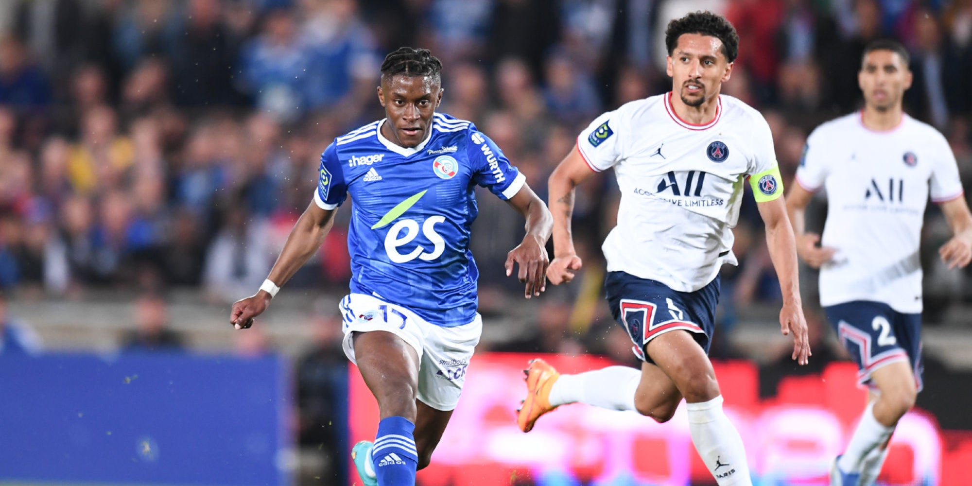 Jean Ricner Bellegarde (RCSA) et Marquinhos (PSG) lors d'un match de Ligue 1 Uber Eats, le 29 avril 2022 à Strasbourg au stade de la Meinau.