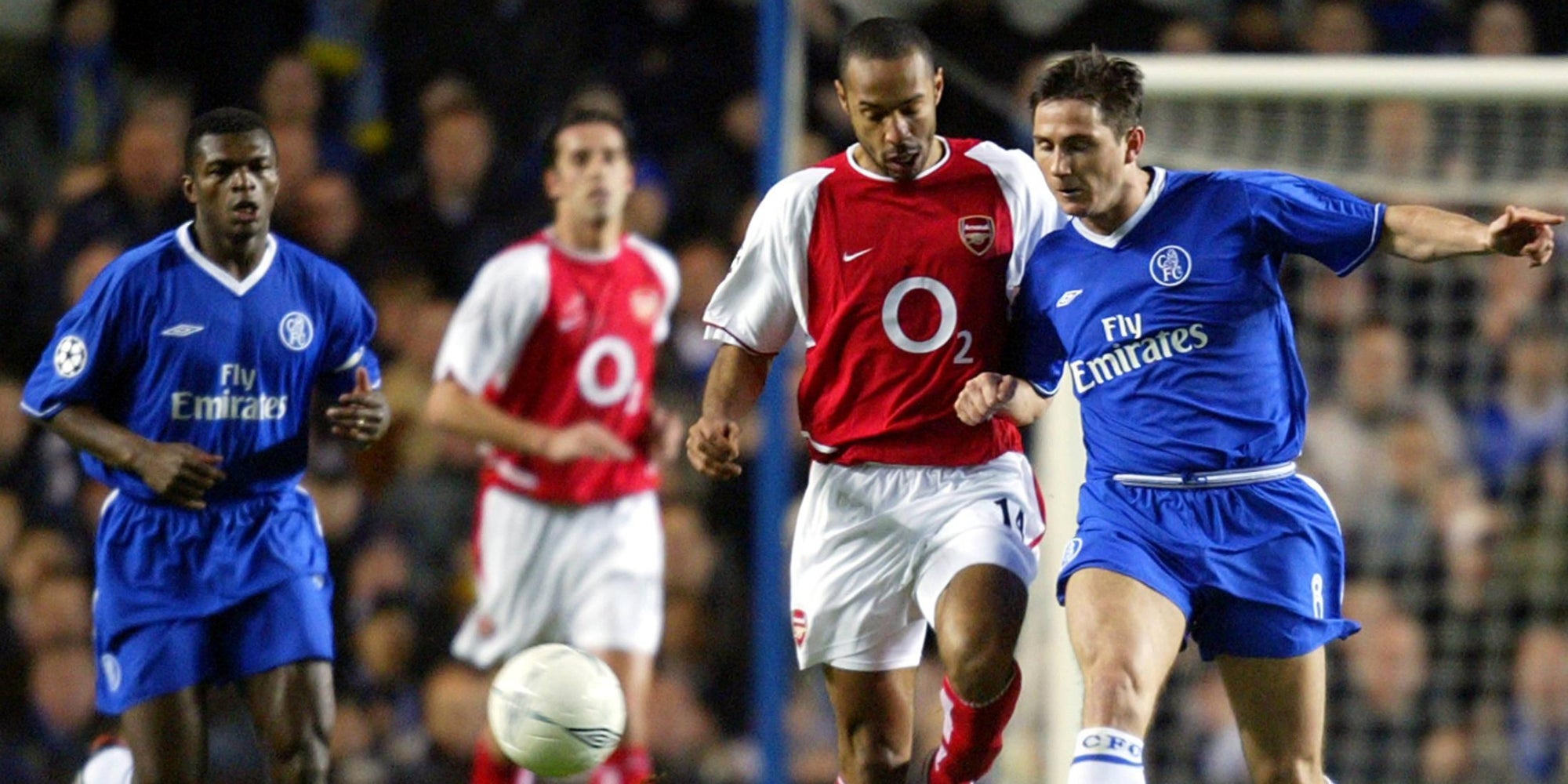 Thierry Henry et Frank Lampard à la lutte sous les yeux de Marcel Desailly lors de Chelsea-Arsenal, le 24 mars 2004 à Londres