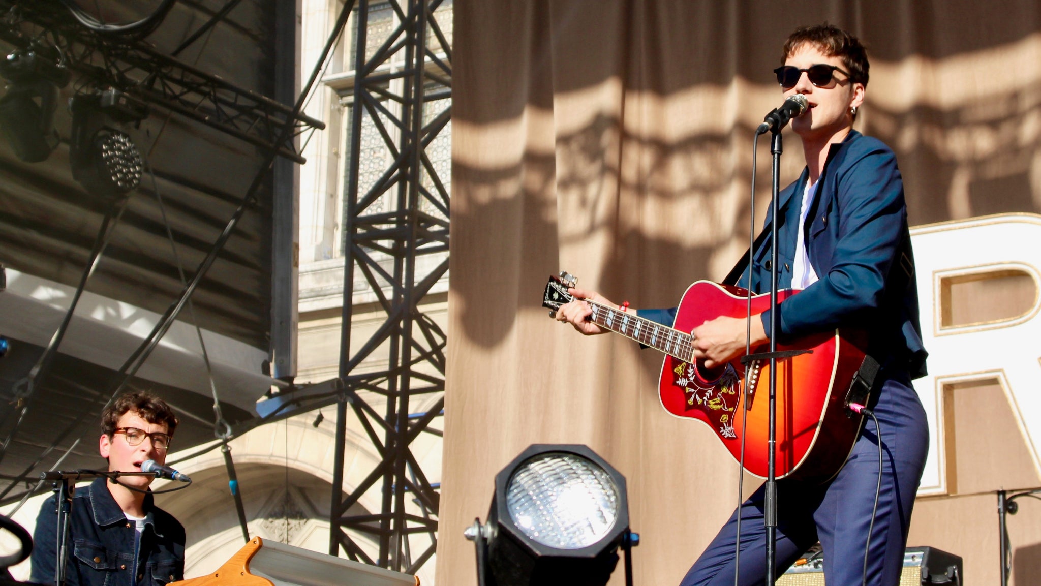 Pierre Guénard a su séduire la foule avec son groupe de rock français Radio Elvis.