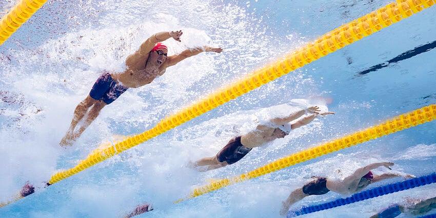 Maxime Grousset (2e ligne) et Noe Ponti (1e ligne) lors de la finale du 50 m papillon hommes des Championnats du monde de natation 2025, le 28 juillet 2025 à Singapour.