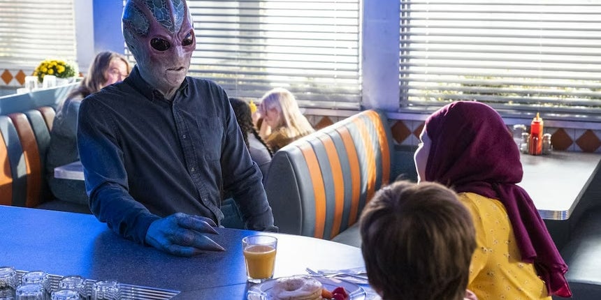 La série ''Resident Alien'' a suivi sa propre voie en partant de la même base que les comics.