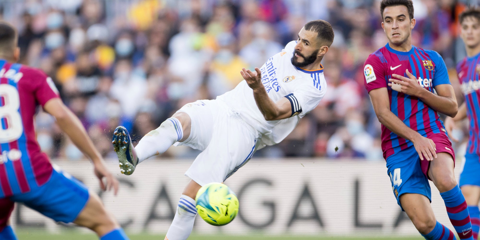 Karim Benzema face aux joueurs du FC Barcelone lors de Barcelone-Real Madrid, le 24 octobre 2021 au Camp Nou, Barcelone