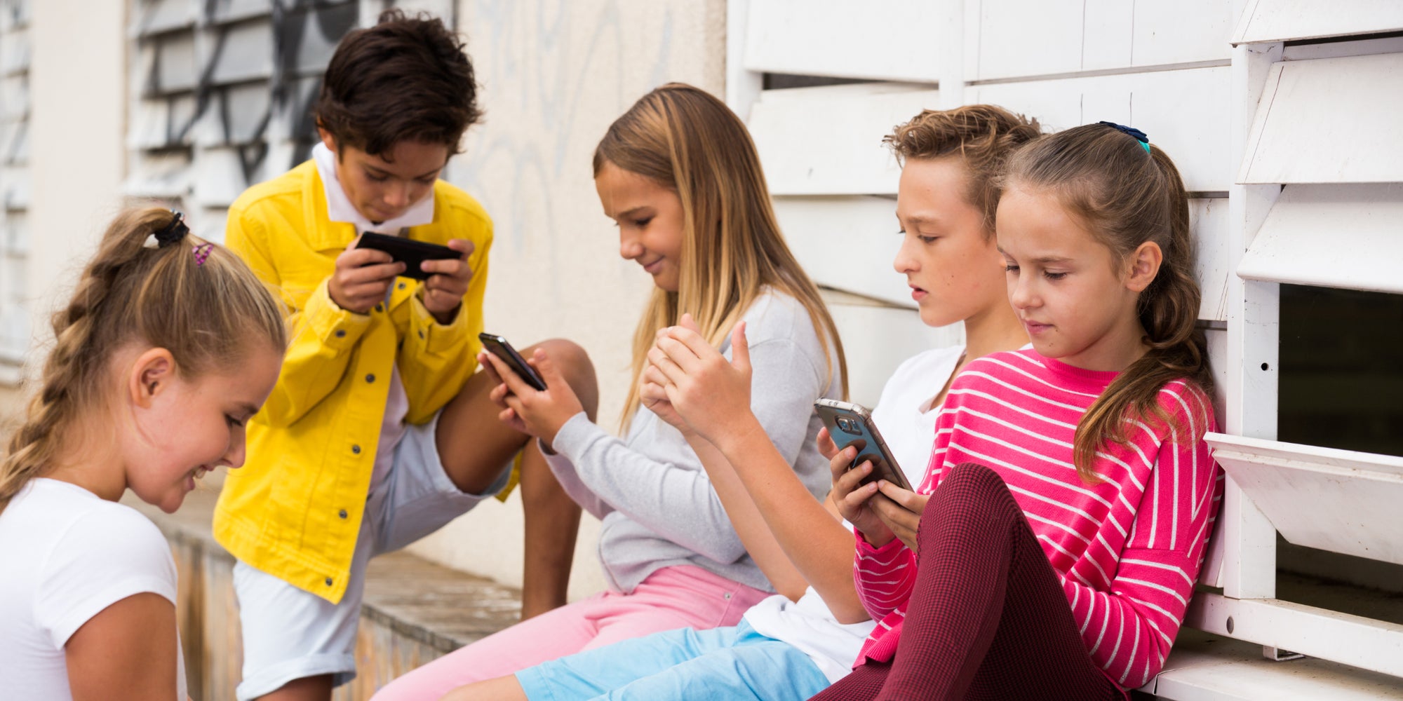 Ils n'ont beau être autorisés qu'à partir de 13 ans, les réseaux sociaux attirent déjà la moitié des enfants à 11 ans.