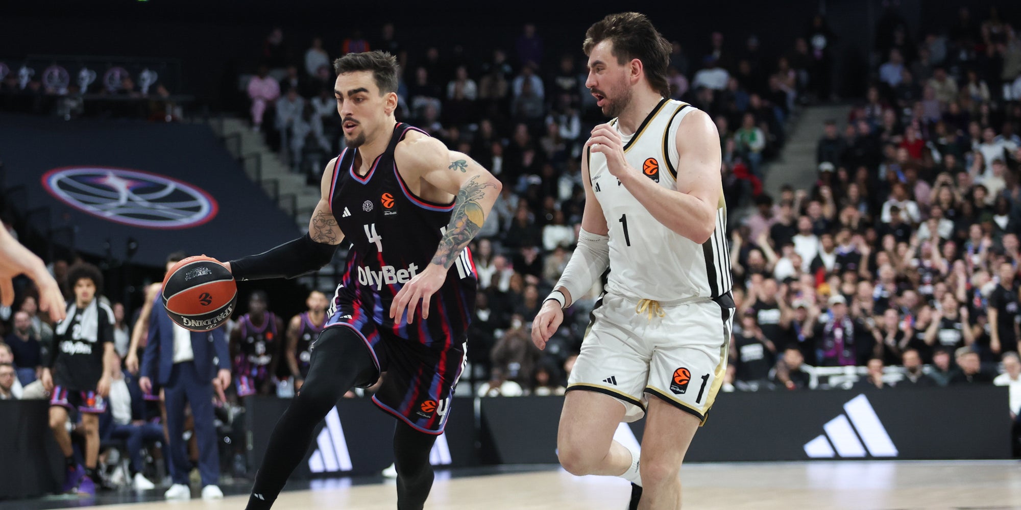 Leopold Cavaliere (Paris) et Zachary Seljaas (ASVEL) lors du match d'Euroleague entre Paris et Lyon-Villeurbanne, le 12 mars 2026 à l'Adidas Arena de Paris.
