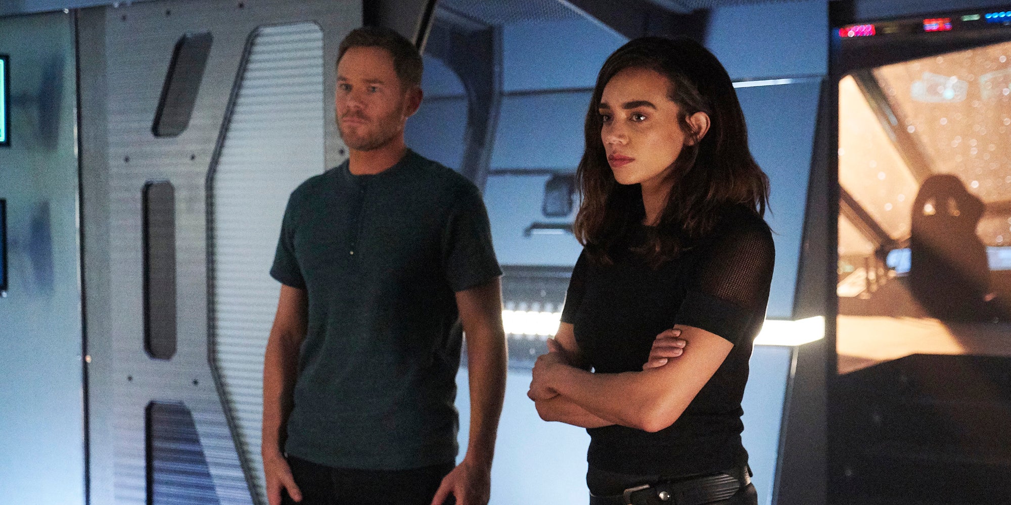Aaron Ashmore et Hannah John-Kamen dans la série Killjoys sur SYFY