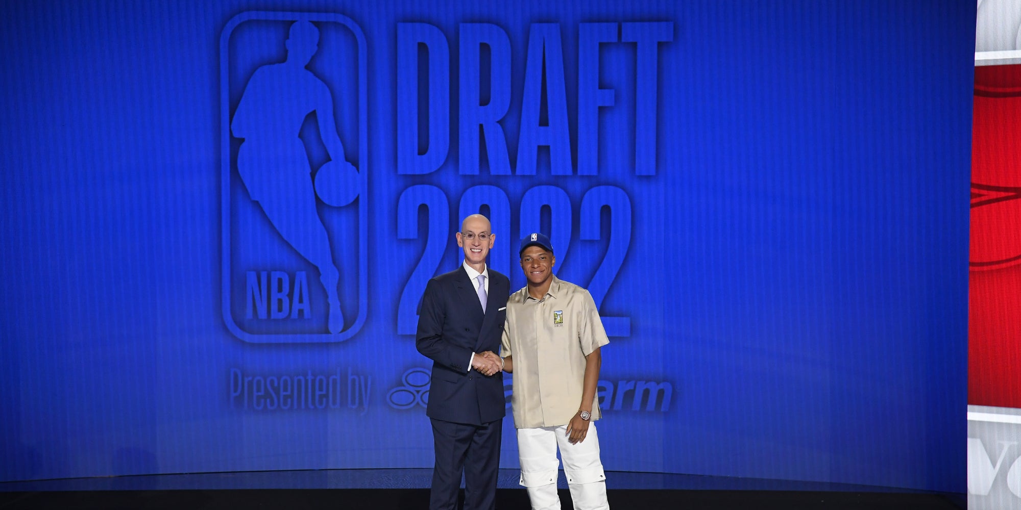 Kylian Mbappé aux côtés du commissaire de la NBA, Adam Silver, lors de la Draft 2022 organisée au Barclays Center, à New York, le 23 juin 2022.