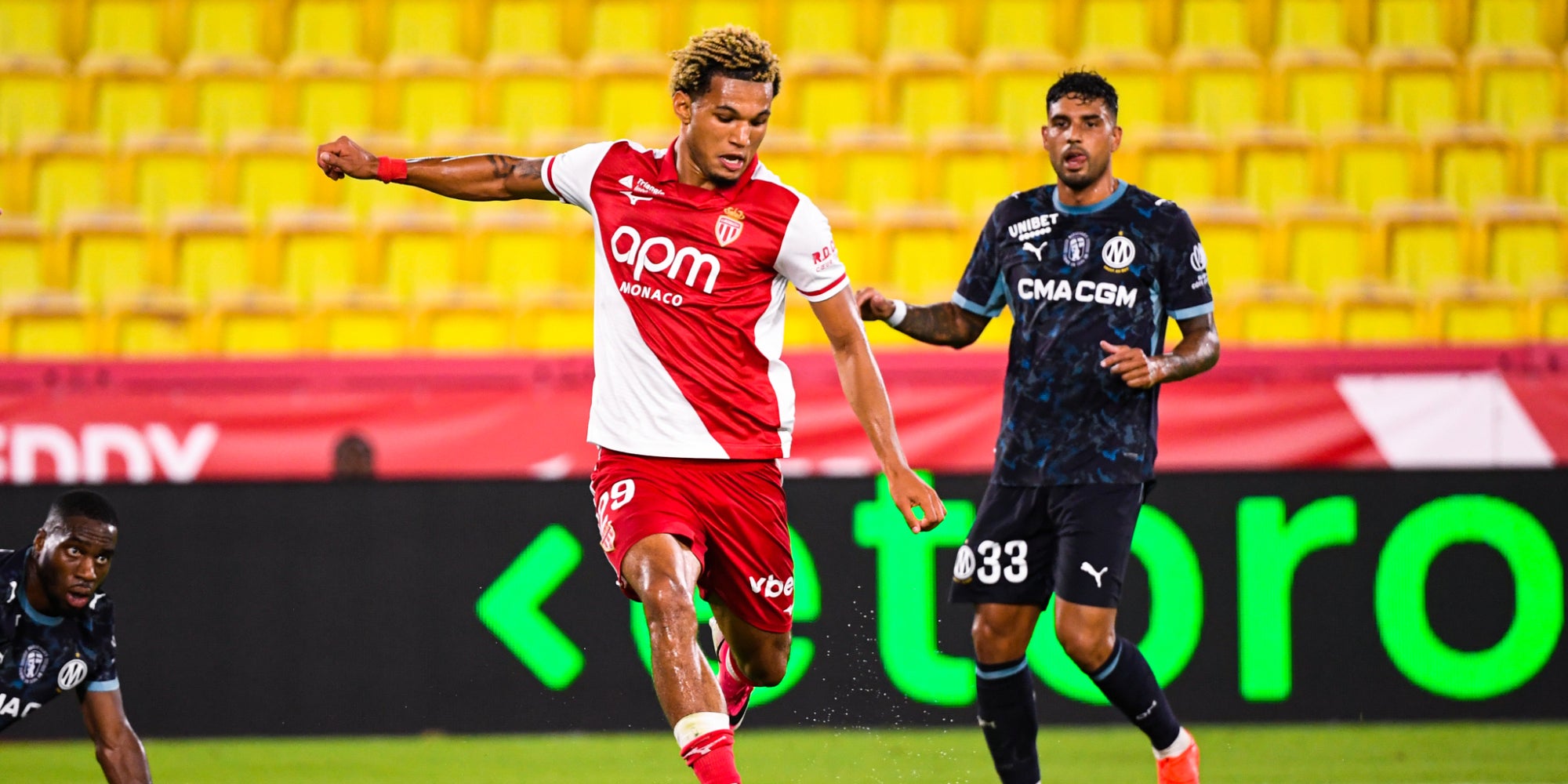 Paris Brunner, de l'AS Monaco, marque face à l'Olympique de Marseille, le 30 août 2026 à Monaco.