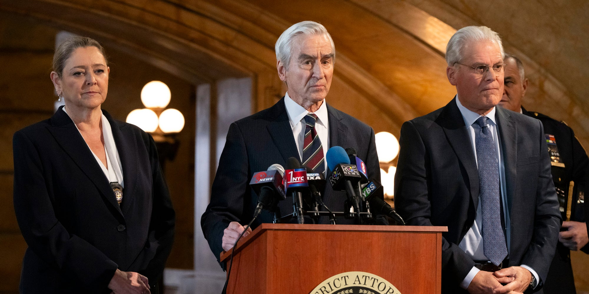 Camryn Manheim et Sam Waterston dans la 23e saison de ''New York, police judiciaire''.