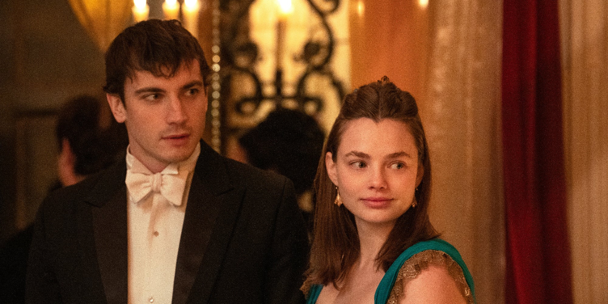 Les personnages centraux, Theo et Nan, dans la saison 1 de "The Buccaneers" sur Apple TV+. 