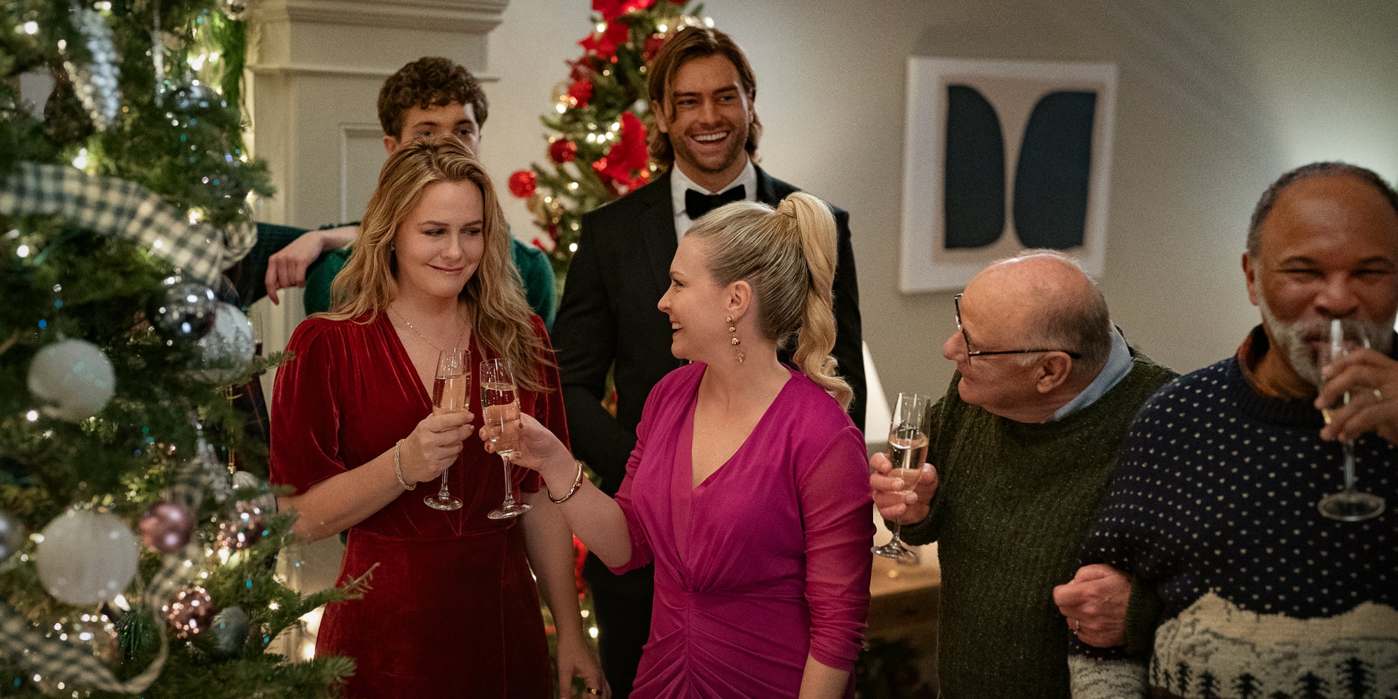 Alicia Silverstone (Kate), Melissa Joan Hart (April) et Pierson Fodé (Chet) dans Un ex pour Noël sur Netflix.