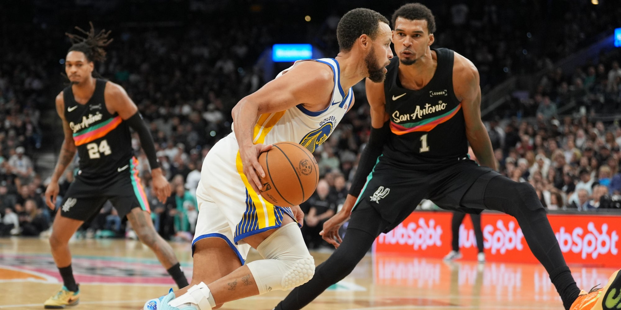 Stephen Curry face à Victor Wembanyama lors du match Warriors – Spurs, le 12 novembre dernier au Frost Bank Center (San Antonio).