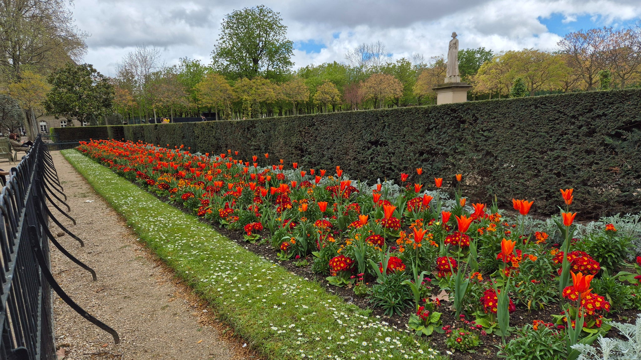Grâce à l'Effaceur d'objet et à l'IA de Samsung, nous allons tenter d'effacer cette statue au loin... Grâce à l'Effaceur d'objet et à l'IA de Samsung, nous allons tenter d'effacer cette statue au loin...
