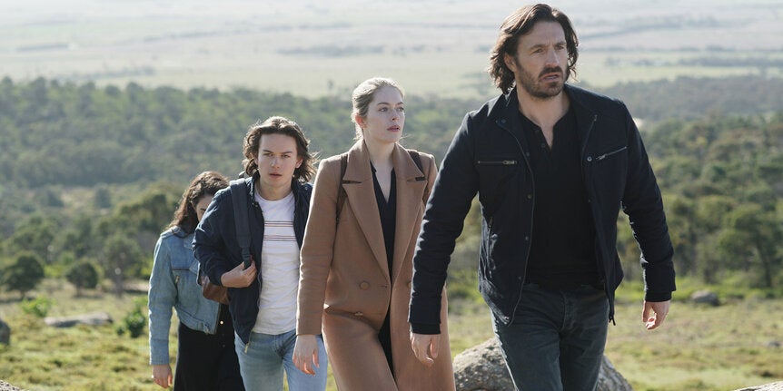 Gavin, Caroline, Josh, et Riley à la recherche du bâtiment Lazarus dans l'épisode 8 de la saison 2 de "La Brea". 