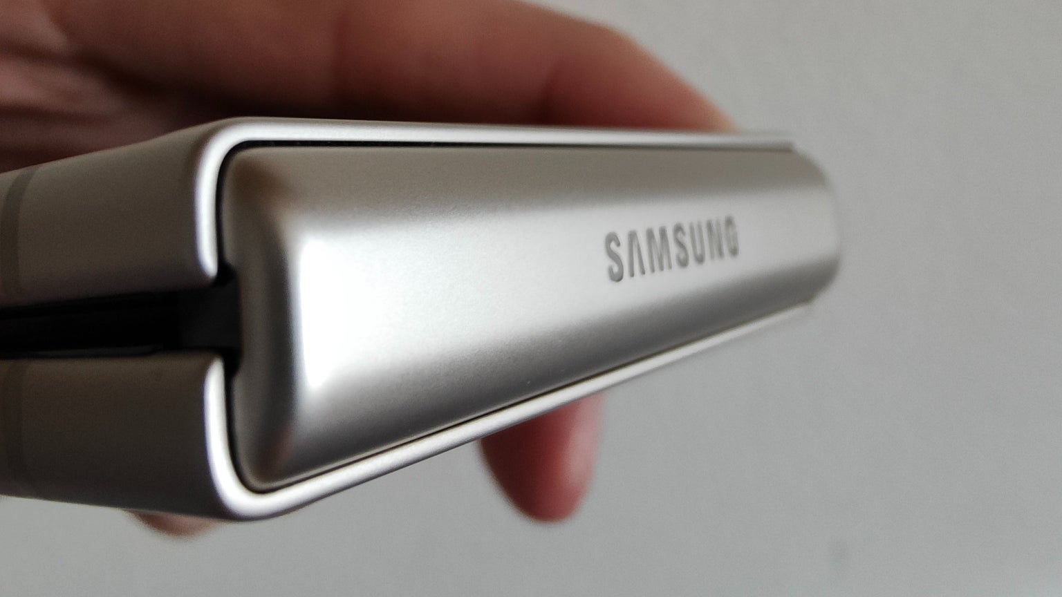 Le nom de la marque est gravé sur la charnière du Samsung Galaxy Z Flip3 5G