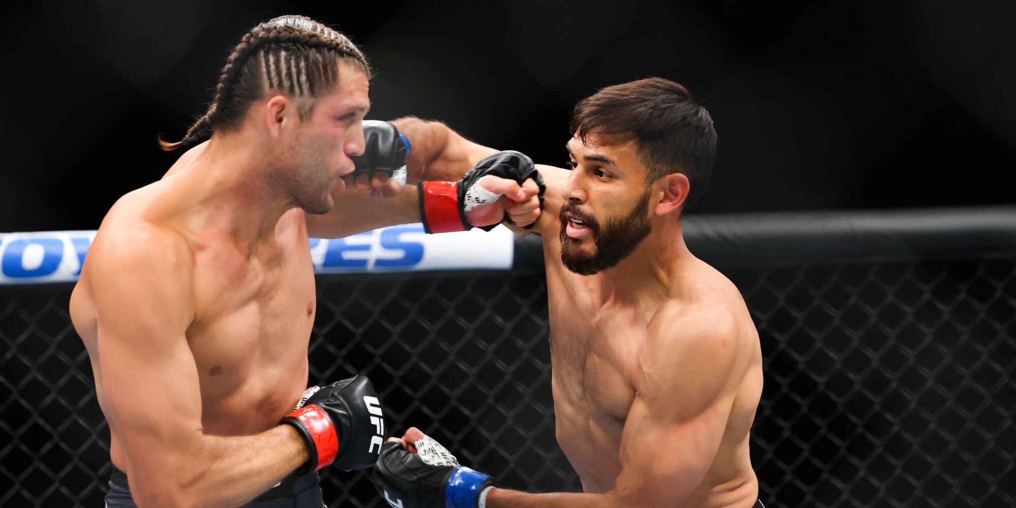 Brian Ortega (gants rouges) et Yair Rodriguez (gants bleus) lors de leur premier combat, le 16 juillet 2022 à l'UBS Arena de New York.