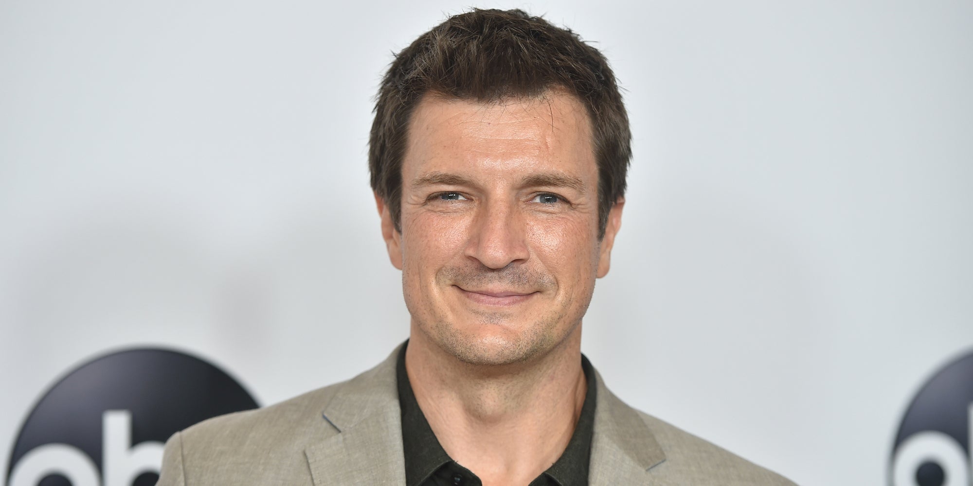 Nathan Fillion, acteur principal de Firefly, à la conférence de presse d'été de Disney ABC Television en 2018.