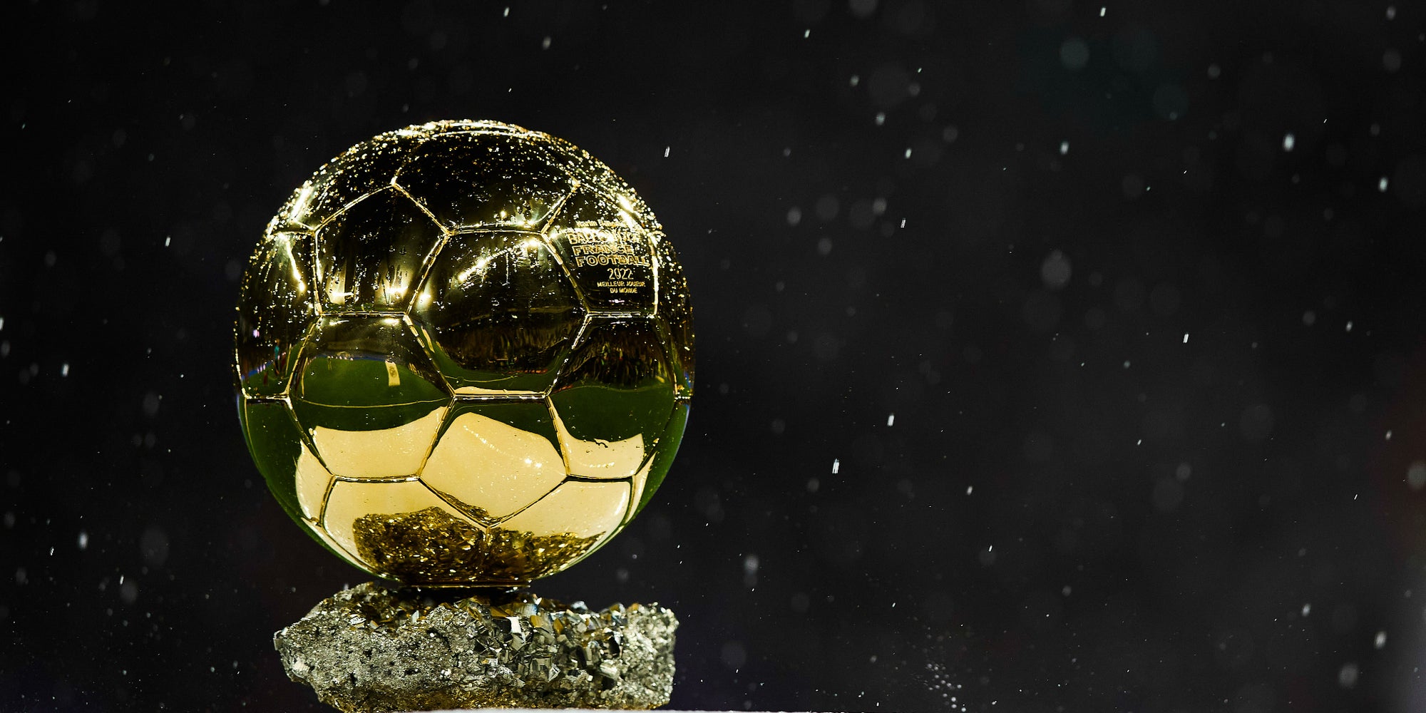 Le Ballon d'Or, ici celui de Karim Benzema, présenté au Santiago Bernabeu (Madrid), le 22 Octobre 2022.