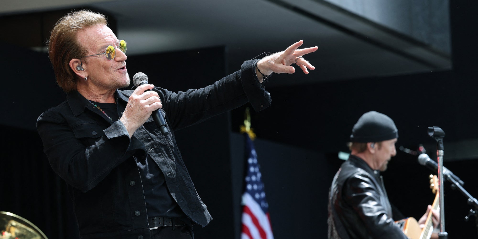 Bono (à gauche) et The Edge, du groupe U2, se produisent lors de la cérémonie d'inauguration du Barack Obama Presidential Center, sur la John Lewis Plaza, le 18 juin 2026 à Chicago, dans l'Illinois.