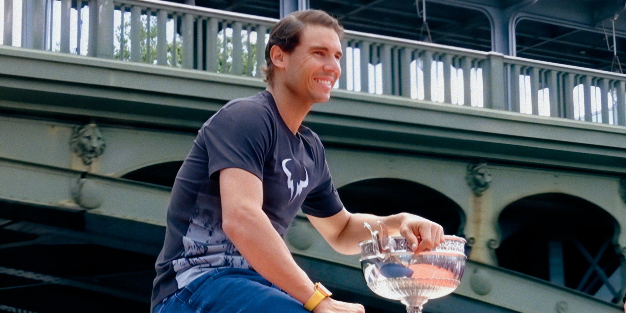 Rafael Nadal tenant la Coupe des Mousquetaires à Paris.