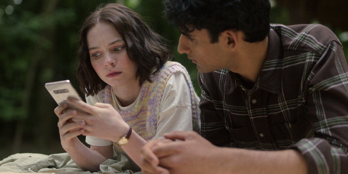 Emma Myers (Pip Fitz-Amobi) et Zain Iqbal (Ravi Singh) mènent l'enquête sur Netflix dans "Meurtre mode d'emploi". 