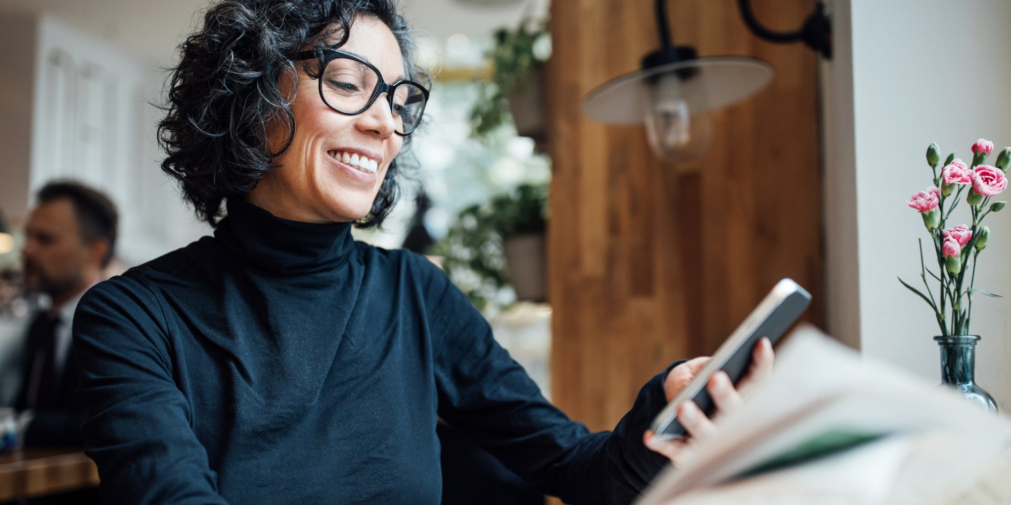 Retrouvez tous vos magazines et journaux préférés simplement dans votre poche grâce à Cafeyn.