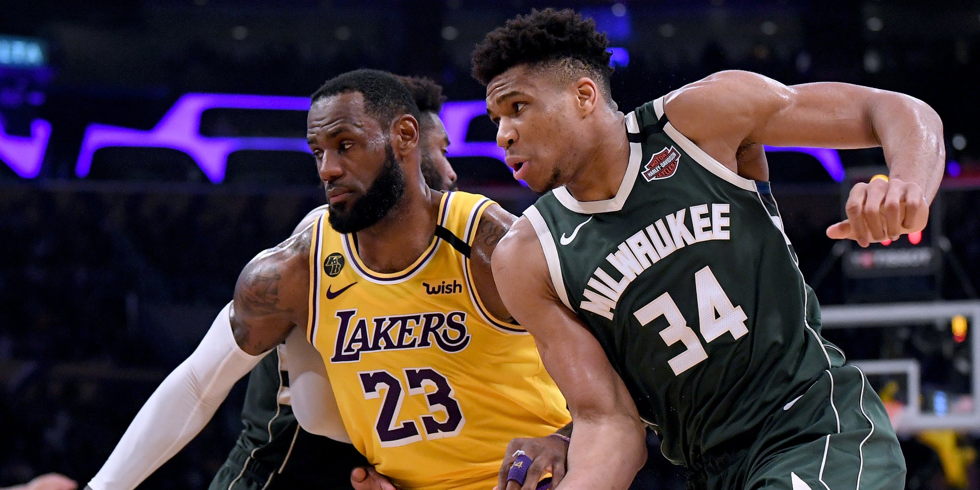LeBron James et Giannis Antetokounmpo, stars des conférences Ouest et Est, dans un match des Lakers face aux Milwaukee Bucks à Los Angeles, le 6 mars 2020.
