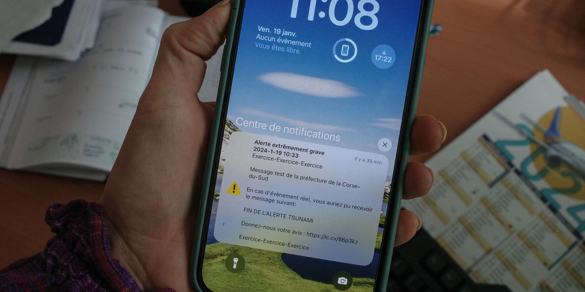 Découvrez comment activer les notifications d'alerte d'urgence sur votre smartphone. 