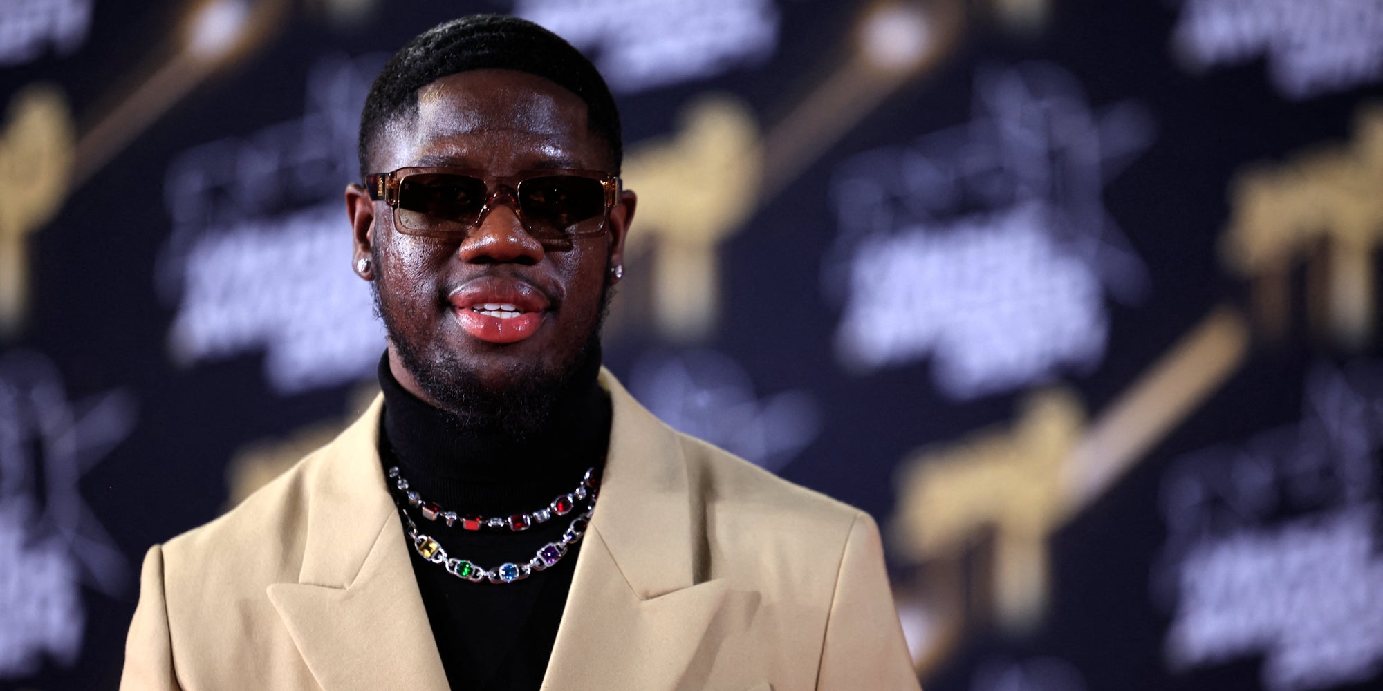 Franglish pose sur le tapis rouge de la 26e édition de la cérémonie des NRJ Music Awards au Palais des Festivals, à Cannes, en novembre 2024.