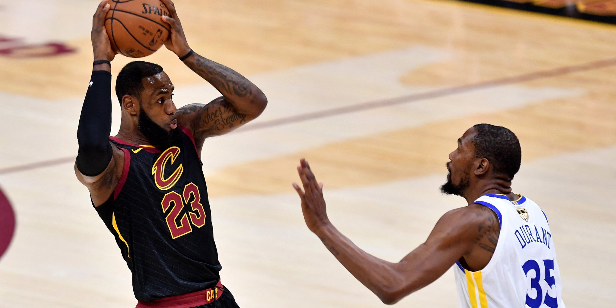 LeBron James et Kevin Durant, ici lors d'u match Cleveland Cavaliers - Golden State Warriors en NBA Finals, le 6 juin 2018, sont les capitaines du NBA All-Star Game, 2021.
