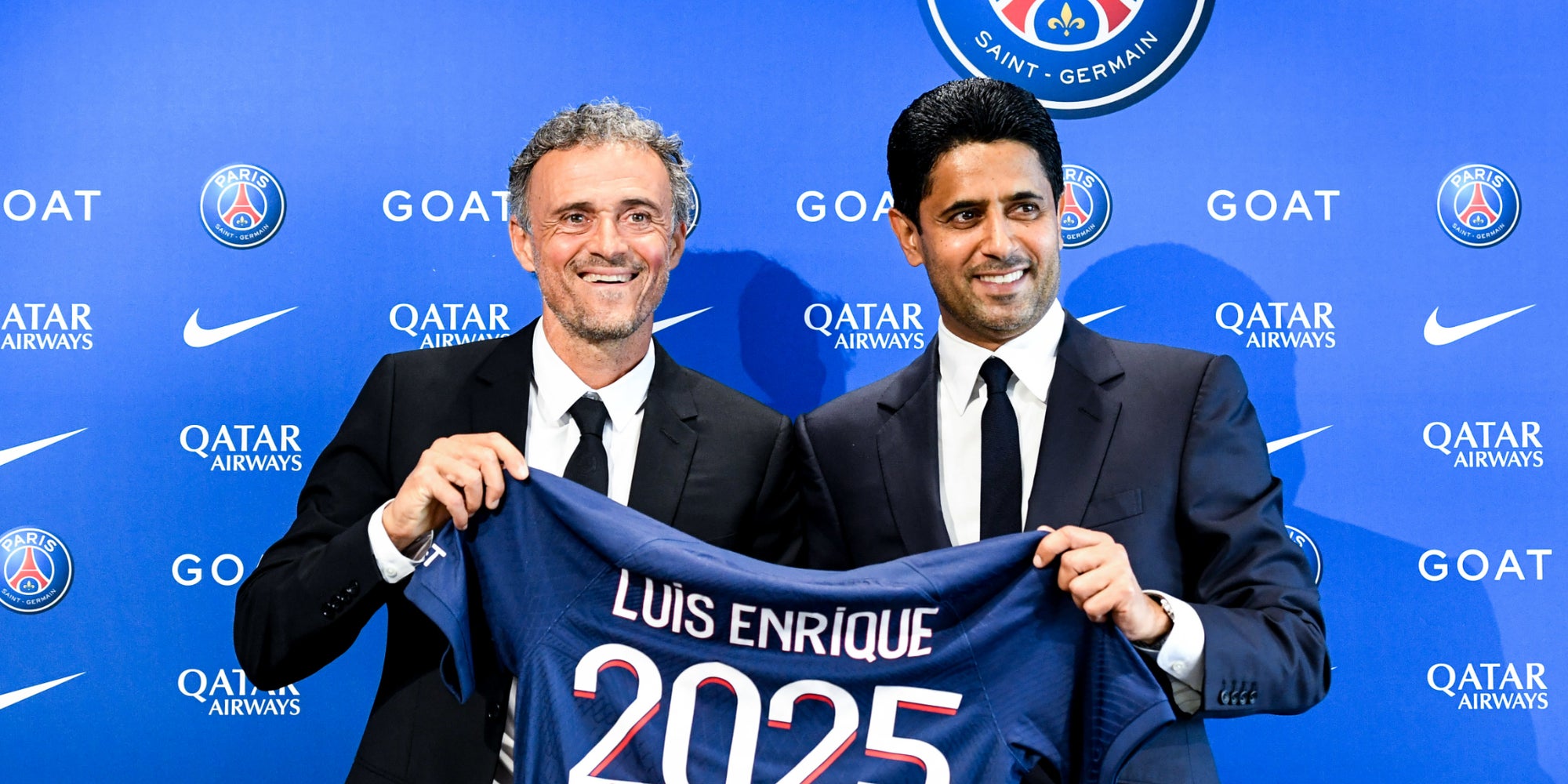 Luis Enrique, le nouvel entraîneur du Paris Saint-Germain, aux côtés du président du club Nasser al-Khelaïfi, ce mercredi 5 juillet 2023 au PSG Campus (Poissy).