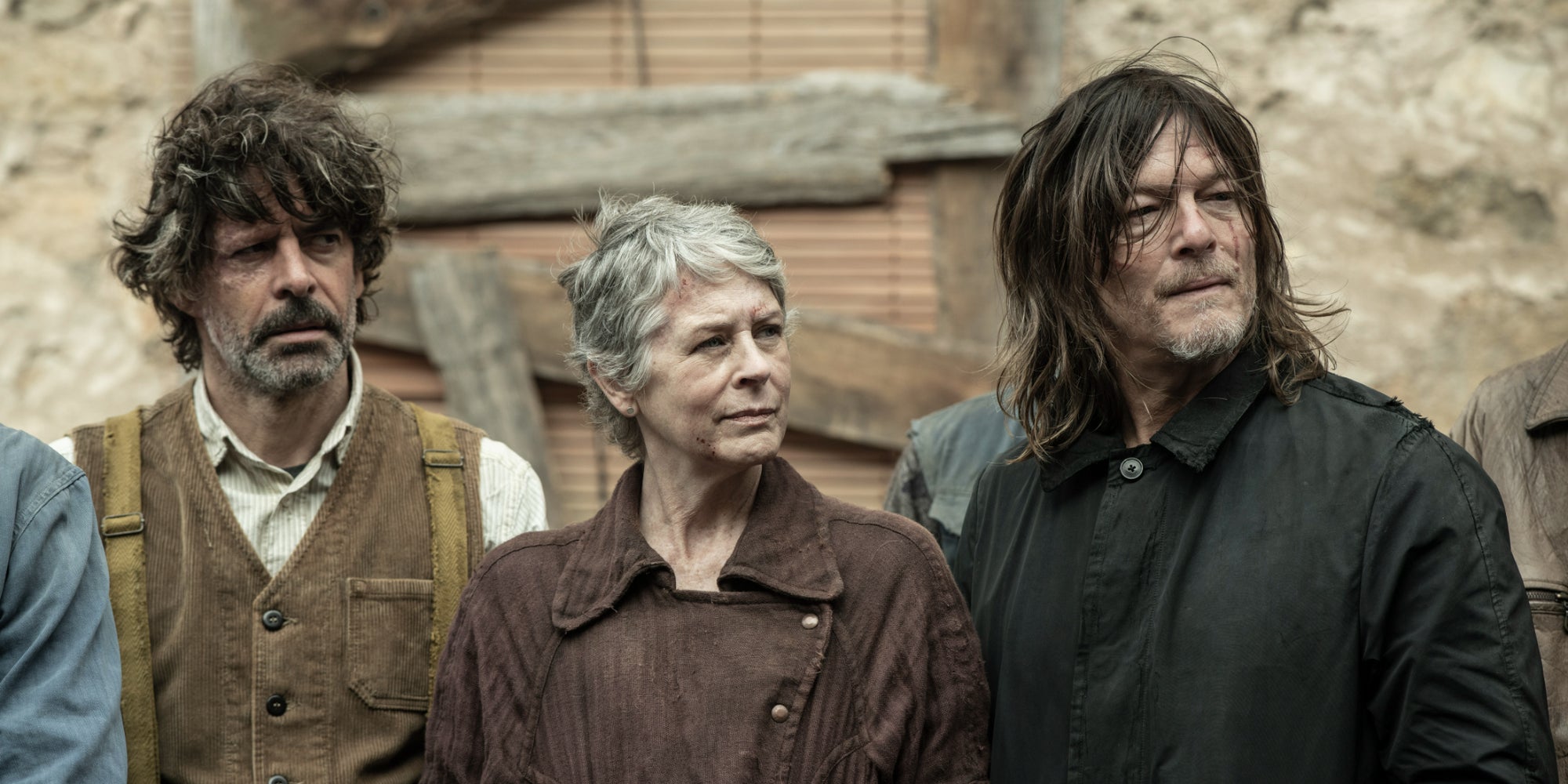 Eduardo Noriega (Antonio), Melissa McBride (Carol Peletier) et Norman Reedus (Daryl Dixon) dans la saison 3 de ''The Walking Dead : Daryl Dixon''.