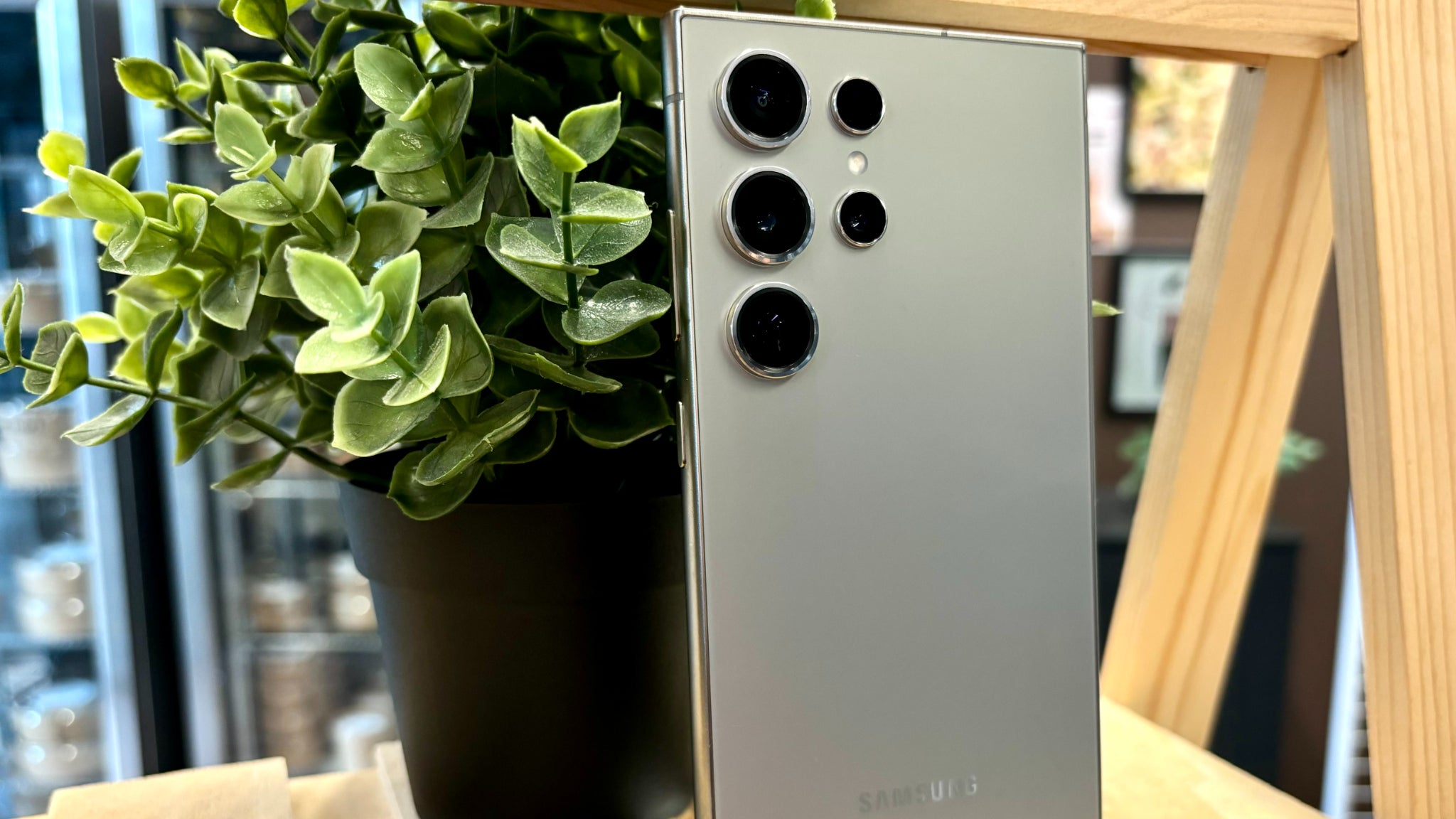 Le Galaxy S24 Ultra dans son élégant coloris Gris Titane.