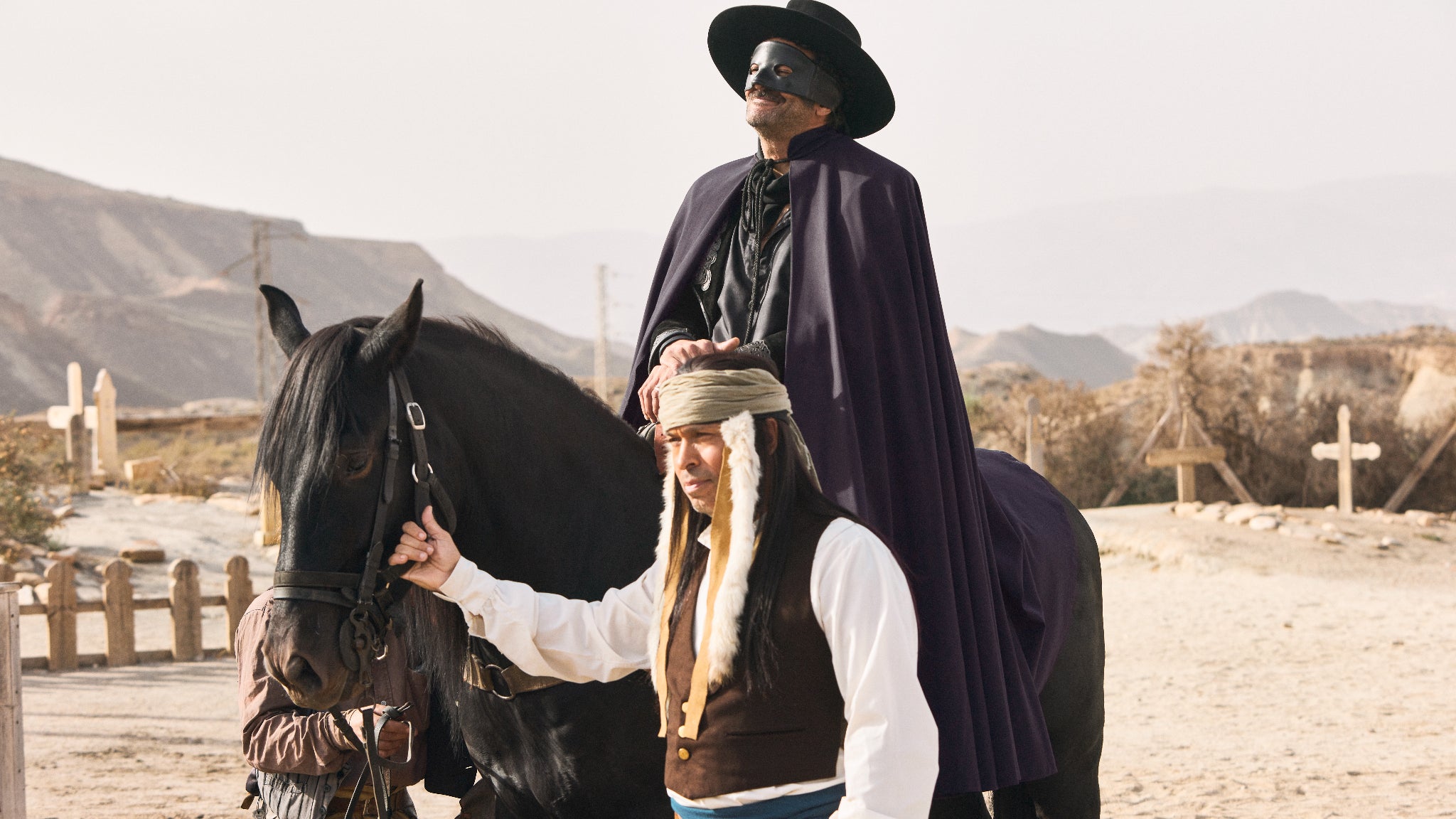 Éric et Ramzy dans les costumes de Bernardo et Zorro dans "Tout simplement fan"...