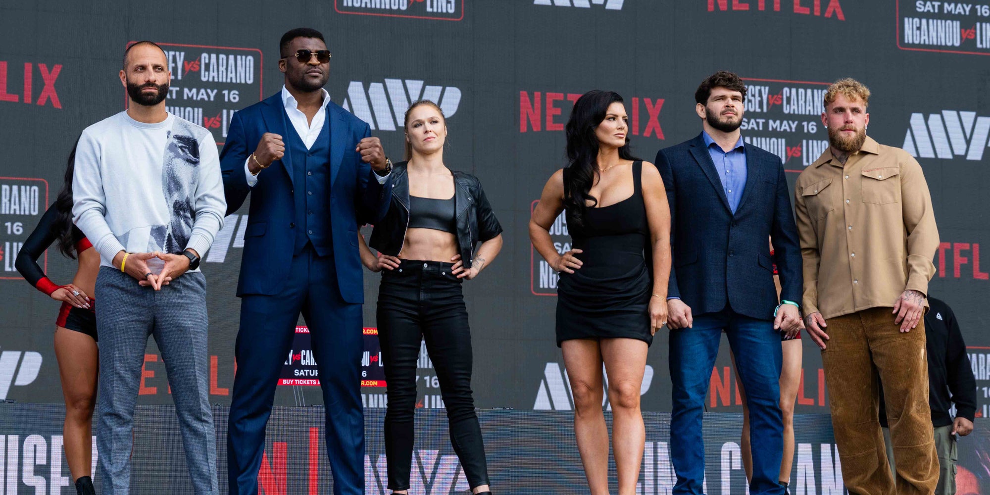 Francis Ngannou, Ronda Rousey, Gina Carano, Philipe Lins et Jake Paul réunis lors de la conférence de presse de l'évènement MVP MMA, le 10 mars 2026 à Inglewood, Californie.