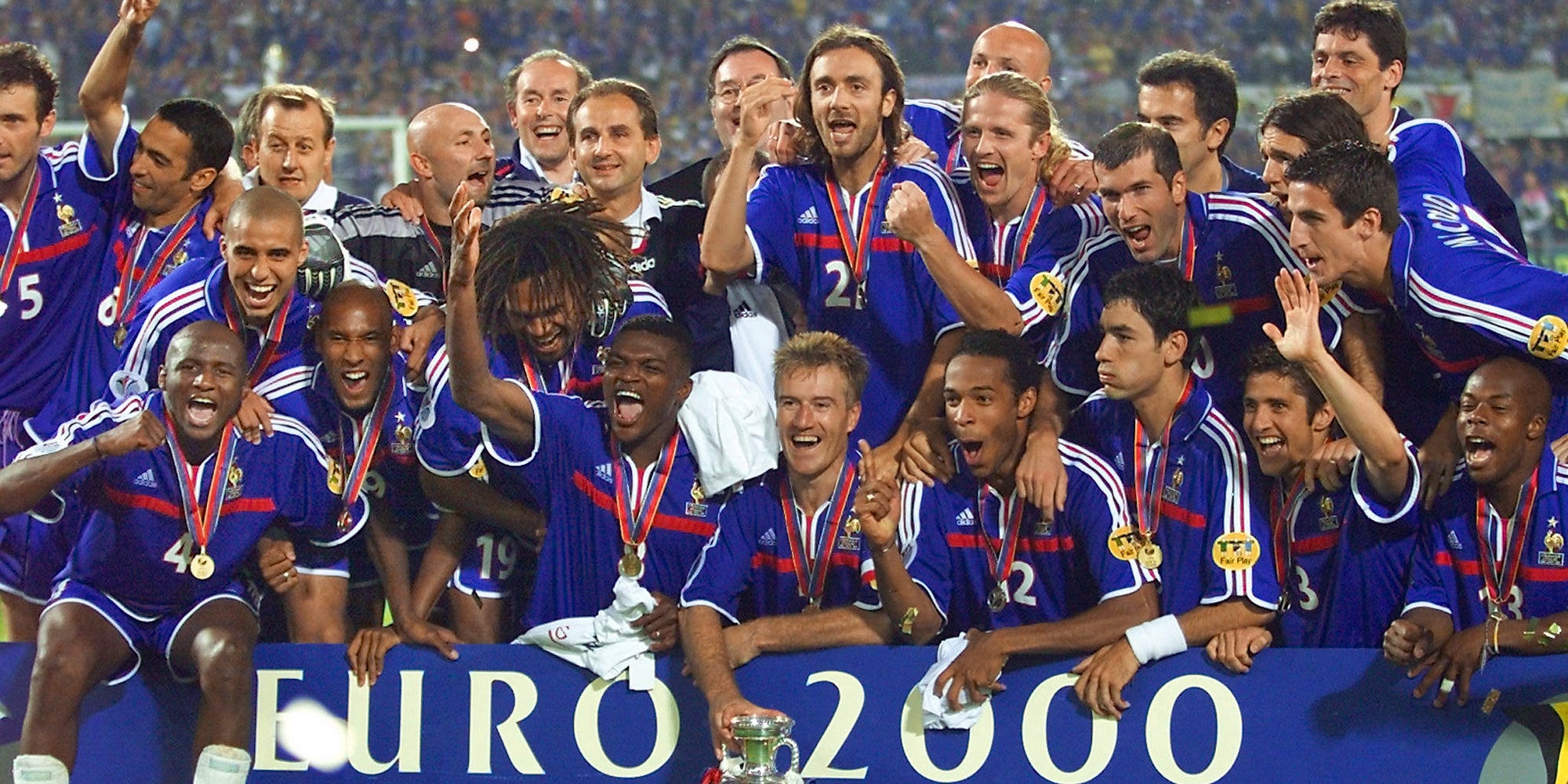 L'équipe de France fête sa victoire contre l'Italie en finale de l'Euro 2000, le 2 juillet 2000 à Rotterdam, Pays-Bas.