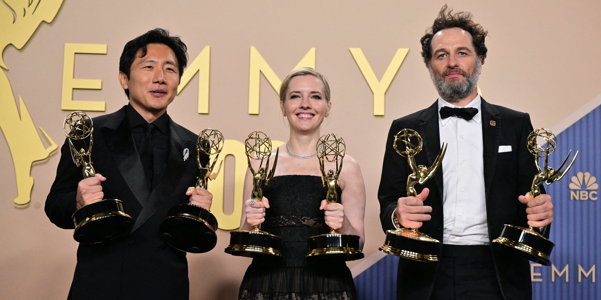 Le réalisateur Hiro Murai, la scénariste Katie Dippold et l'acteur Matthew Rhys de la série "Widow's Bay", lors de la 78e cérémonie des Emmy Awards, le 14 septembre 2026.