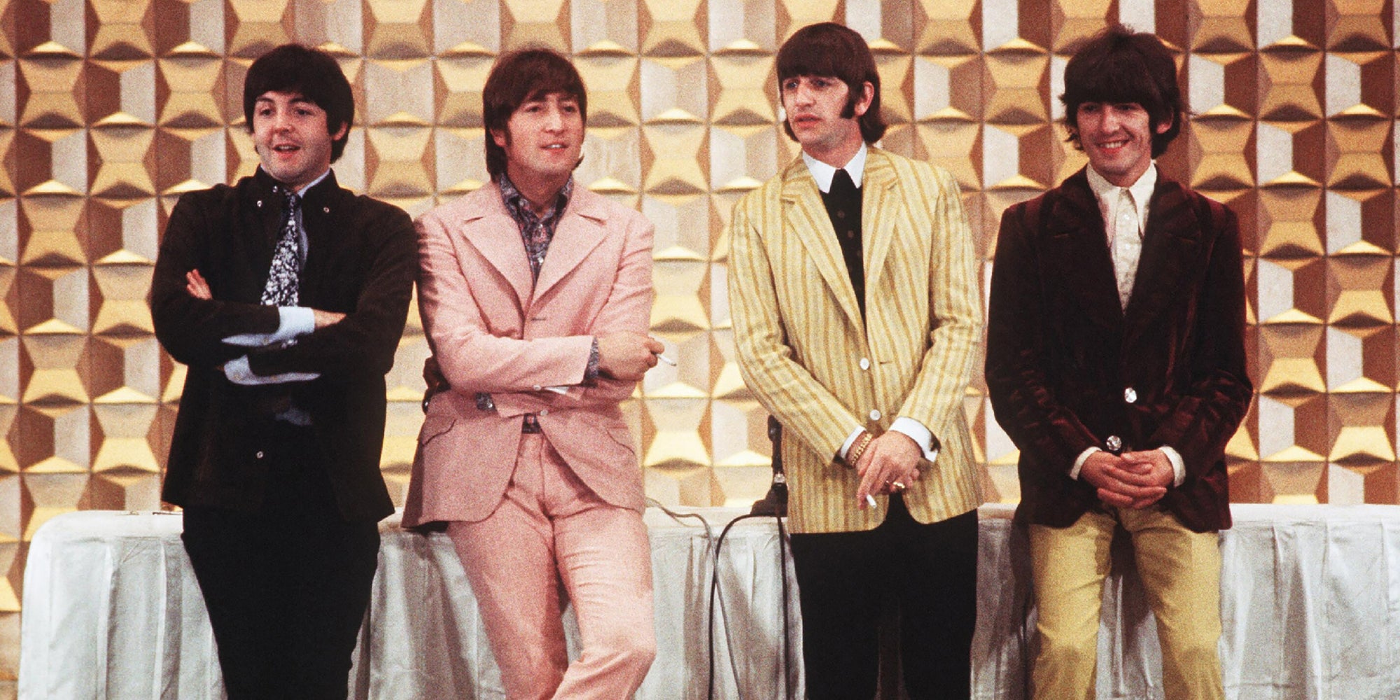 Les Beatles lors d'une conférence de presse à Tokyo le 29 juin 1966, au début de leur tournée.