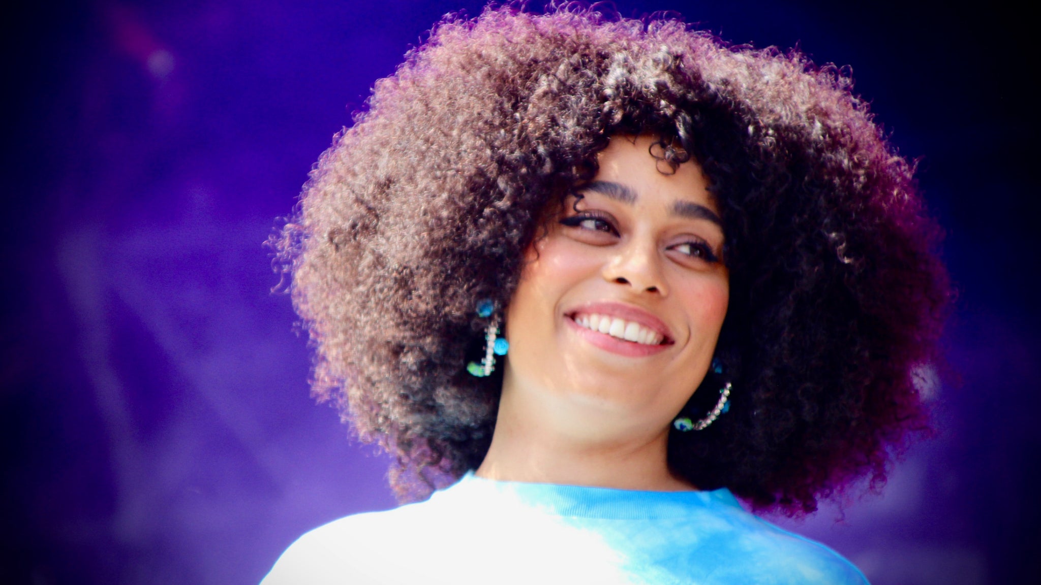 Celeste a su attirer la foule avec sa voix soul qui résonnait devant la scène de la Cascade ce samedi après-midi.