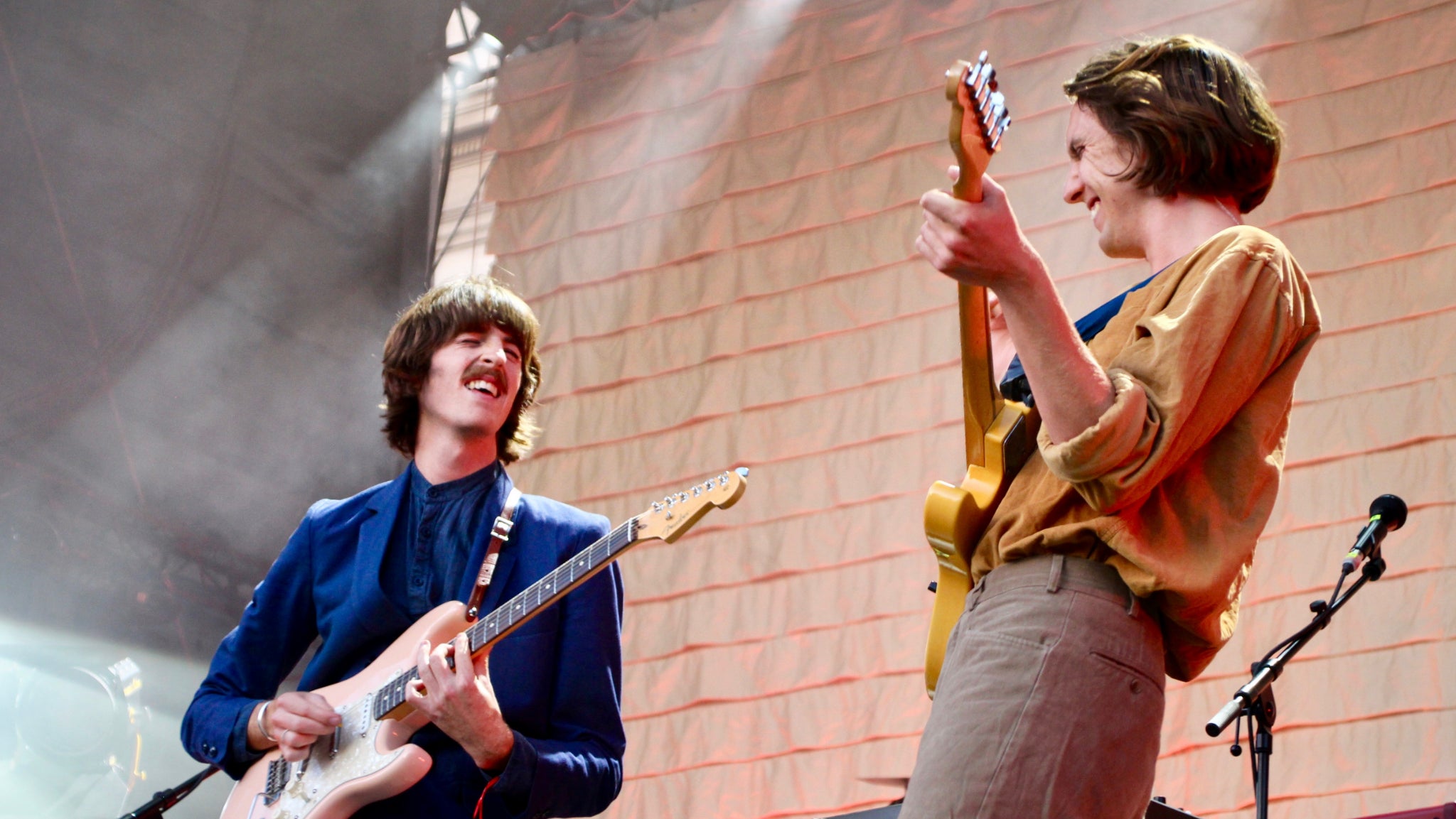 Le chanteur et guitariste, Jules Crommelin, et le chanteur et multi-instrumentaliste, Patrick Hetherington, du groupe Parcels.